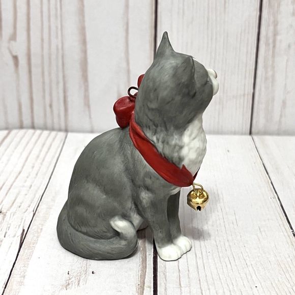 1989 Hallmark Noelle Cat Bell Fine Porcelain Figurine Ornament W/Original Box - Picture 3 of 7